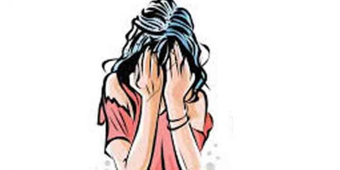ജീവനക്കാരിയോട് അപമര്യാദയായി പെരുമാറിയ സ്കൂള് പ്രിന്സിപ്പലിന്റെ സസ്പെന്ഷന് നീട്ടി ജീവനക്കാരിയോട് അപമര്യാദയായി പെരുമാറിയ സ്കൂള് പ്രിന്സിപ്പലിന്റെ സസ്പെന്ഷന് നീട്ടി