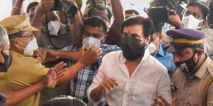 രാമന് പിള്ള ഔട്ട് ; മുഗുള് റോത്തഗി തീരുമാനിക്കും ദിലീപിന്റെ ഭാവി രാമന് പിള്ള ഔട്ട് ; മുഗുള് റോത്തഗി തീരുമാനിക്കും ദിലീപിന്റെ ഭാവി