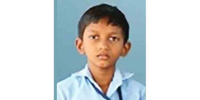 കൈകഴുകാന് പുറത്തിറങ്ങി ; എട്ട് വയസ്സുകാരന് എര്ത്ത് കമ്പിയോട് ചേര്ന്ന് ഷോക്കേറ്റ് മരിച്ചനിലയില് കൈകഴുകാന് പുറത്തിറങ്ങി ; എട്ട് വയസ്സുകാരന് എര്ത്ത് കമ്പിയോട് ചേര്ന്ന് ഷോക്കേറ്റ് മരിച്ചനിലയില്