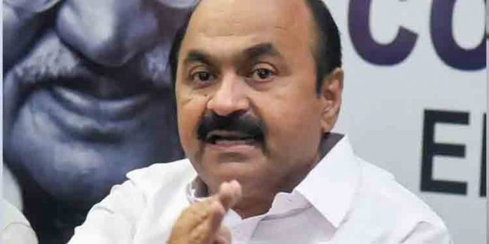 നടിയെ ആക്രമിച്ച കേസിലെ അന്വേഷണ ഉദ്യോഗസ്ഥനെ മാറ്റിയതിനെതിരെ വിഡി സതീശന് രംഗത്ത് നടിയെ ആക്രമിച്ച കേസിലെ അന്വേഷണ ഉദ്യോഗസ്ഥനെ മാറ്റിയതിനെതിരെ വിഡി സതീശന് രംഗത്ത്