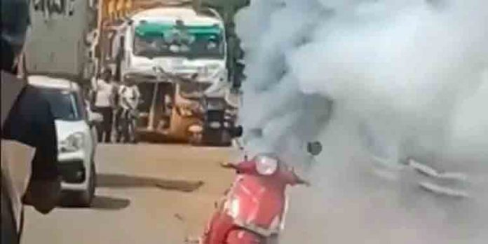 വീണ്ടും ഇലക്ട്രിക് സ്കൂട്ടർ ബാറ്ററി പൊട്ടിത്തെറിച്ചു ; ഗൃഹനാഥൻ മരിച്ചു വീണ്ടും ഇലക്ട്രിക് സ്കൂട്ടർ ബാറ്ററി പൊട്ടിത്തെറിച്ചു ; ഗൃഹനാഥൻ മരിച്ചു