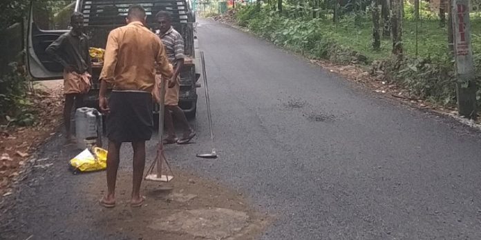 ഏഴ് കോടി രൂപയുടെ പ്രമാടം – മറൂർ – പൂങ്കാവ് റോഡ് ടാറിങ് ഇളകി ; വന് അഴിമതിയെന്ന് നാട്ടുകാര് ഏഴ് കോടി രൂപയുടെ പ്രമാടം – മറൂർ – പൂങ്കാവ് റോഡ് ടാറിങ് ഇളകി ; വന് അഴിമതിയെന്ന് നാട്ടുകാര്