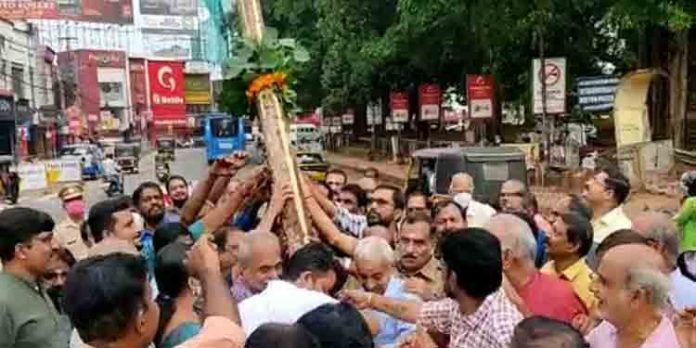 പൂരത്തിന്റെ വരവറിയിച്ച് പാറമേക്കാവ് വിഭാഗം പൂരപന്തല് കാല്നാട്ടി പൂരത്തിന്റെ വരവറിയിച്ച് പാറമേക്കാവ് വിഭാഗം പൂരപന്തല് കാല്നാട്ടി