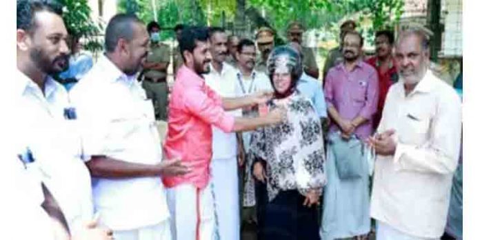 ഹെൽമെറ്റില്ലാതെ ചെന്നുപെട്ടത് മോട്ടോർ വാഹന വകുപ്പ് പരിശോധനയിൽ ; പിഴ കേട്ട് ഞെട്ടി യാത്രികർ ഹെൽമെറ്റില്ലാതെ ചെന്നുപെട്ടത് മോട്ടോർ വാഹന വകുപ്പ് പരിശോധനയിൽ ; പിഴ കേട്ട് ഞെട്ടി യാത്രികർ