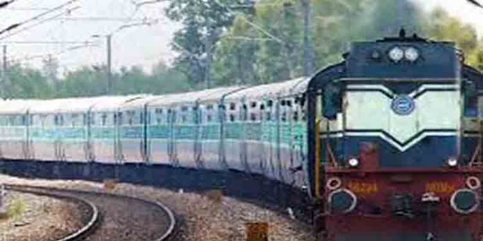 ട്രെയിന് നിര്ത്തിയപ്പോള് ചായ കുടിക്കാനിറങ്ങിയ യുവാവ് പാളത്തില് വീണു മരിച്ചു ട്രെയിന് നിര്ത്തിയപ്പോള് ചായ കുടിക്കാനിറങ്ങിയ യുവാവ് പാളത്തില് വീണു മരിച്ചു
