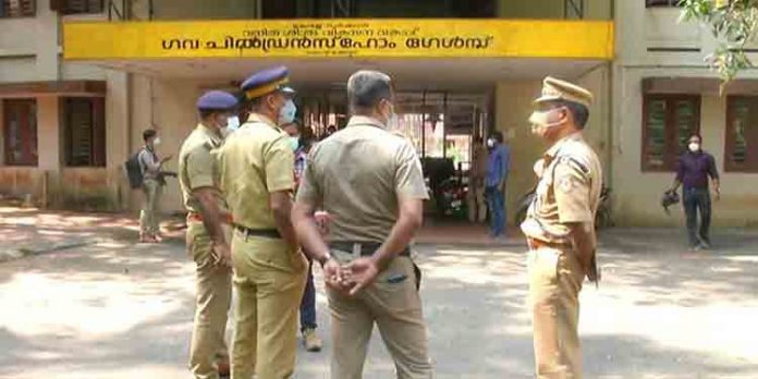 കോഴിക്കോട് ചില്ഡ്രന്സ് ഹോമില് സ്ഥാപിച്ച സിസിടിവി ക്യാമറകള് നശിപ്പിച്ച നിലയില് കോഴിക്കോട് ചില്ഡ്രന്സ് ഹോമില് സ്ഥാപിച്ച സിസിടിവി ക്യാമറകള് നശിപ്പിച്ച നിലയില്