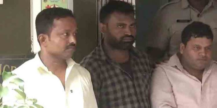 പട്ടാപ്പകല് അടച്ചിട്ട വീടുകള് കുത്തിത്തുറന്ന് കവര്ച്ച നടത്തുന്ന സംഘം പിടിയില് പട്ടാപ്പകല് അടച്ചിട്ട വീടുകള് കുത്തിത്തുറന്ന് കവര്ച്ച നടത്തുന്ന സംഘം പിടിയില്