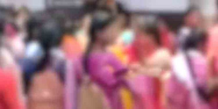 ബസ് സ്റ്റോപ്പില് കോളേജ് വിദ്യാര്ത്ഥിനികള് തമ്മിലുണ്ടായ വാക്കുതര്ക്കം കലാശിച്ചത് കൈയാങ്കളിയില് ബസ് സ്റ്റോപ്പില് കോളേജ് വിദ്യാര്ത്ഥിനികള് തമ്മിലുണ്ടായ വാക്കുതര്ക്കം കലാശിച്ചത് കൈയാങ്കളിയില്