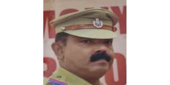 ബൈക്കും ട്രാവലറും കൂട്ടിയിടിച്ച് എസ്ഐ മരിച്ചു ബൈക്കും ട്രാവലറും കൂട്ടിയിടിച്ച് എസ്ഐ മരിച്ചു