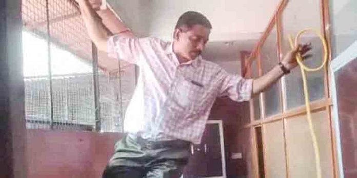 ജോലികള് ചെയ്ത വകയില് കിട്ടാനുള്ള തുക ലഭിക്കാത്തതില് പ്രതിഷേധിച്ച് ആത്മഹത്യ ഭീഷണിയുമായി കരാറുകാരന് ജോലികള് ചെയ്ത വകയില് കിട്ടാനുള്ള തുക ലഭിക്കാത്തതില് പ്രതിഷേധിച്ച് ആത്മഹത്യ ഭീഷണിയുമായി കരാറുകാരന്