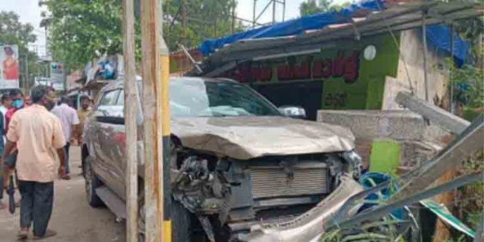കാര് മീന്കടയിലേയ്ക്ക് ഇടിച്ചു കയറി ഇതരസംസ്ഥാന തൊഴിലാളി മരിച്ചു കാര് മീന്കടയിലേയ്ക്ക് ഇടിച്ചു കയറി ഇതരസംസ്ഥാന തൊഴിലാളി മരിച്ചു