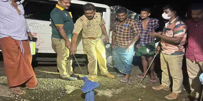 നാറാണംമൂഴില് നിന്ന് മൂർഖന് പാമ്പിനെ പിടികൂടി നാറാണംമൂഴില് നിന്ന് മൂർഖന് പാമ്പിനെ പിടികൂടി
