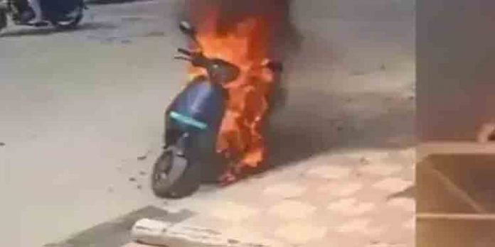 ഇലക്ട്രിക് വാഹനങ്ങളിലെ തീപിടുത്തം : തല്ക്കാലം പുതിയ മോഡലുകള് പുറത്തിറക്കരുതെന്ന് കേന്ദ്രനിര്ദേശം ഇലക്ട്രിക് വാഹനങ്ങളിലെ തീപിടുത്തം : തല്ക്കാലം പുതിയ മോഡലുകള് പുറത്തിറക്കരുതെന്ന് കേന്ദ്രനിര്ദേശം