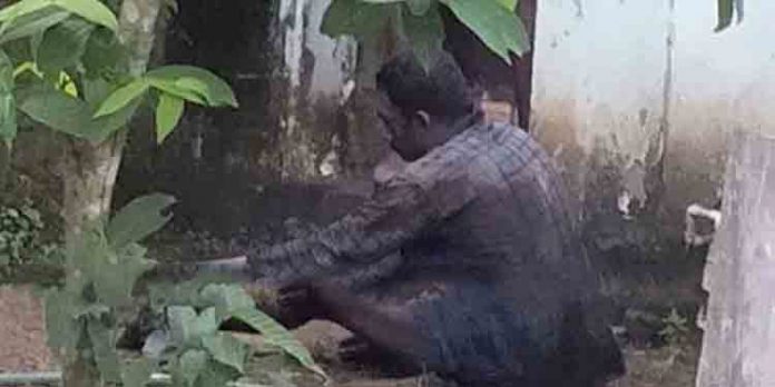 പട്ടാപ്പകല് വീട്ടമ്മയെ പീഡിപ്പിക്കാന് ശ്രമം : യുവാവിനെ നാട്ടുകാർ പിടികൂടി പോലീസിൽ ഏൽപ്പിച്ചു പട്ടാപ്പകല് വീട്ടമ്മയെ പീഡിപ്പിക്കാന് ശ്രമം : യുവാവിനെ നാട്ടുകാർ പിടികൂടി പോലീസിൽ ഏൽപ്പിച്ചു