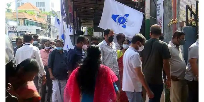 കെഎസ്ഇബിയിയെ തര്ക്കപരിഹാരം ; ചെയര്മാനും ഓഫീസേഴ്സ് അസോസിയേഷനും ചര്ച്ച നടത്തിയേക്കും കെഎസ്ഇബിയിയെ തര്ക്കപരിഹാരം ; ചെയര്മാനും ഓഫീസേഴ്സ് അസോസിയേഷനും ചര്ച്ച നടത്തിയേക്കും