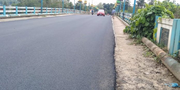 റാന്നി വലിയ പാലത്തില് ടാറിംങ് പൂര്ത്തിയാക്കി ; കാല്നട യാത്രക്കാരുടെ സുരക്ഷ ഇല്ലാതായെന്ന് ആരോപണം റാന്നി വലിയ പാലത്തില് ടാറിംങ് പൂര്ത്തിയാക്കി ; കാല്നട യാത്രക്കാരുടെ സുരക്ഷ ഇല്ലാതായെന്ന് ആരോപണം