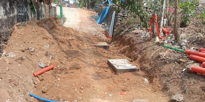 പ്രതിഷേധം ഫലം കണ്ടു ; വെട്ടി പൊളിച്ച തിരുവാഭരണ പാത പുനരുദ്ധരിക്കാനുള്ള പണം കമ്പനി അധികൃതര് പഞ്ചായത്തിലടച്ചു പ്രതിഷേധം ഫലം കണ്ടു ; വെട്ടി പൊളിച്ച തിരുവാഭരണ പാത പുനരുദ്ധരിക്കാനുള്ള പണം കമ്പനി അധികൃതര് പഞ്ചായത്തിലടച്ചു