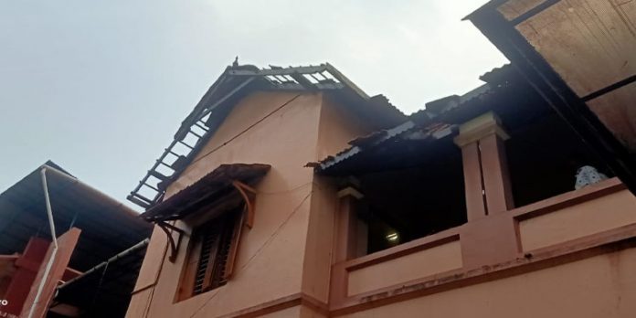 ശക്തമായ മഴയും കാറ്റും ; തിരുവല്ലയിൽ വ്യാപക നാശനഷ്ടം ശക്തമായ മഴയും കാറ്റും ; തിരുവല്ലയിൽ വ്യാപക നാശനഷ്ടം