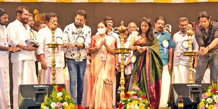 എംജി കലോത്സവത്തിന് തിരി തെളിഞ്ഞു ; കലയുടെ ദിനരാത്രങ്ങള് വിസ്മയമേകും എംജി കലോത്സവത്തിന് തിരി തെളിഞ്ഞു ; കലയുടെ ദിനരാത്രങ്ങള് വിസ്മയമേകും
