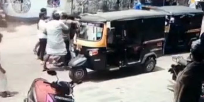 പണിമുടക്ക് ദിവസം ഓട്ടോറിക്ഷാ ഡ്രൈവറെ മർദിച്ചത് സംഘം ചേർന്ന് ; ദൃശ്യങ്ങൾ പുറത്ത് പണിമുടക്ക് ദിവസം ഓട്ടോറിക്ഷാ ഡ്രൈവറെ മർദിച്ചത് സംഘം ചേർന്ന് ; ദൃശ്യങ്ങൾ പുറത്ത്