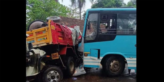ബസും മിനി ലോറിയും കൂട്ടിയിടിച്ച് ലോറി ഡ്രൈവര് മരിച്ചു ബസും മിനി ലോറിയും കൂട്ടിയിടിച്ച് ലോറി ഡ്രൈവര് മരിച്ചു