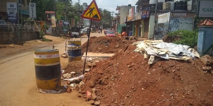 പുനലൂർ മൂവാറ്റുപുഴ സംസ്ഥാന പാത നിർമ്മാണം ഇഴയുന്നത് ജനങ്ങളെ ദുരിതത്തിലാക്കുന്നു പുനലൂർ മൂവാറ്റുപുഴ സംസ്ഥാന പാത നിർമ്മാണം ഇഴയുന്നത് ജനങ്ങളെ ദുരിതത്തിലാക്കുന്നു