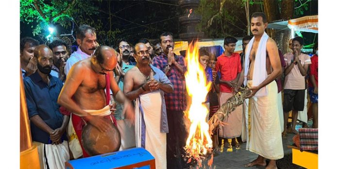 എഴുമറ്റൂർ പനമറ്റത്ത് കാവിൽ ഇനി പടയണിക്കാലം : ചൂട്ടുവെച്ചു എഴുമറ്റൂർ പനമറ്റത്ത് കാവിൽ ഇനി പടയണിക്കാലം : ചൂട്ടുവെച്ചു