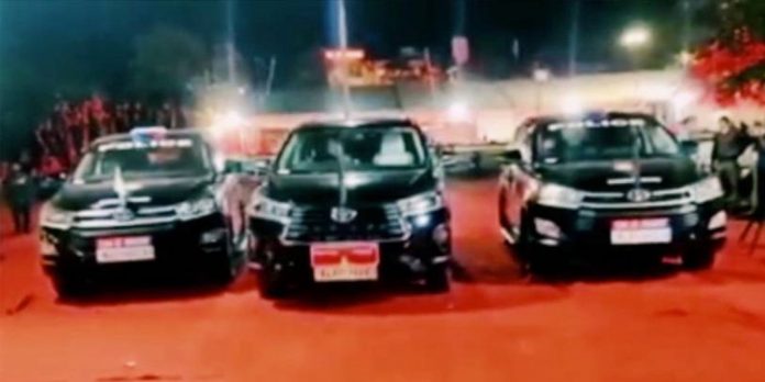 ‘ചാമ്പിക്കോ’ സ്റ്റൈലിൽ മുഖ്യമന്ത്രിയുടെ കാർ ; ട്രെന്റിംഗിനൊപ്പം വാഹനവ്യൂഹം ‘ചാമ്പിക്കോ’ സ്റ്റൈലിൽ മുഖ്യമന്ത്രിയുടെ കാർ ; ട്രെന്റിംഗിനൊപ്പം വാഹനവ്യൂഹം