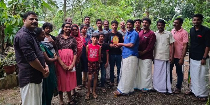 കുളത്തിൽ വീണ വിദ്യാർത്ഥിയെ രക്ഷപ്പെടുത്തിയ പ്ലസ് ടു വിദ്യാർത്ഥിയെ അനുമോദിച്ചു കുളത്തിൽ വീണ വിദ്യാർത്ഥിയെ രക്ഷപ്പെടുത്തിയ പ്ലസ് ടു വിദ്യാർത്ഥിയെ അനുമോദിച്ചു