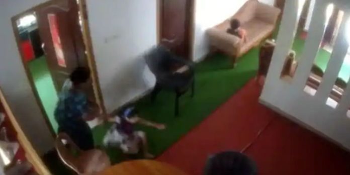 അഞ്ച് വയസുകാരിയെ എടുത്തെറിഞ്ഞു ; വീട്ടുജോലിക്കാരിക്കെതിരെ കേസ് അഞ്ച് വയസുകാരിയെ എടുത്തെറിഞ്ഞു ; വീട്ടുജോലിക്കാരിക്കെതിരെ കേസ്