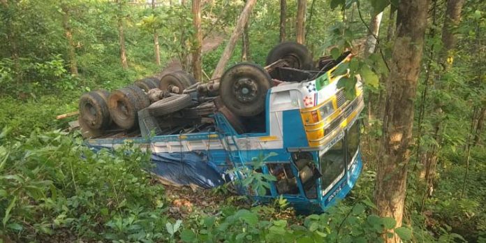 കോന്നി ഞള്ളൂരിൽ ലോറി താഴ്ചയിലേക്ക് മറിഞ്ഞു കോന്നി ഞള്ളൂരിൽ ലോറി താഴ്ചയിലേക്ക് മറിഞ്ഞു