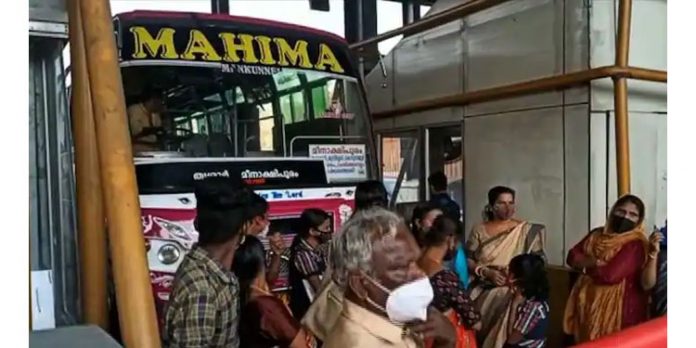 പന്നിയങ്കര ടോൾ : പാലക്കാട് – തൃശ്ശൂർ റൂട്ടിൽ സ്വകാര്യ ബസ് പണിമുടക്ക് പന്നിയങ്കര ടോൾ : പാലക്കാട് – തൃശ്ശൂർ റൂട്ടിൽ സ്വകാര്യ ബസ് പണിമുടക്ക്