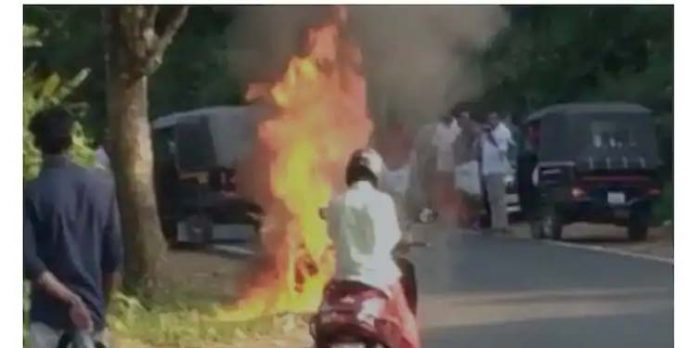 ചേറ്റുകുഴിക്ക് സമീപം ഓടിക്കൊണ്ടിരുന്ന സ്ക്കൂട്ടറിന് തീപിടിച്ചു ചേറ്റുകുഴിക്ക് സമീപം ഓടിക്കൊണ്ടിരുന്ന സ്ക്കൂട്ടറിന് തീപിടിച്ചു