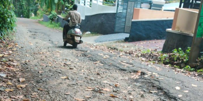 അത്തിക്കയം മന്ദിരം-കടുമീൻചിറ റോഡുപണി വൈകുന്നു ; ദുരിതത്തിൽ ജനങ്ങൾ അത്തിക്കയം മന്ദിരം-കടുമീൻചിറ റോഡുപണി വൈകുന്നു ; ദുരിതത്തിൽ ജനങ്ങൾ