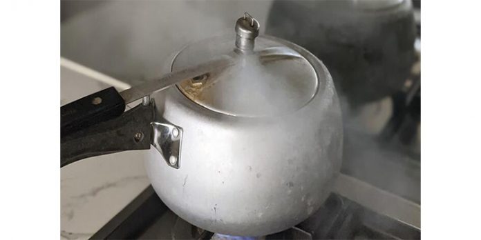 പ്രഷര് കുക്കര് പൊട്ടിത്തെറിച്ച് യുവാവിന് പരിക്കേറ്റു പ്രഷര് കുക്കര് പൊട്ടിത്തെറിച്ച് യുവാവിന് പരിക്കേറ്റു