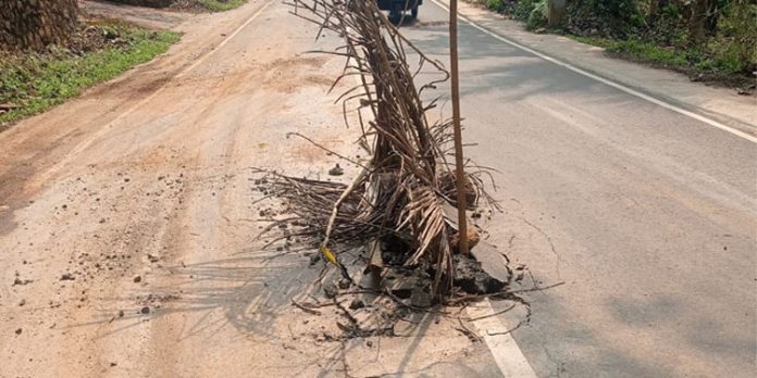 കോടികൾ മുടക്കി ഉന്നത നിലവാരത്തിൽ ടാറിങ് പൂർത്തിയാക്കിയ റോഡിൽ വലിയ ഗർത്തം കോടികൾ മുടക്കി ഉന്നത നിലവാരത്തിൽ ടാറിങ് പൂർത്തിയാക്കിയ റോഡിൽ വലിയ ഗർത്തം