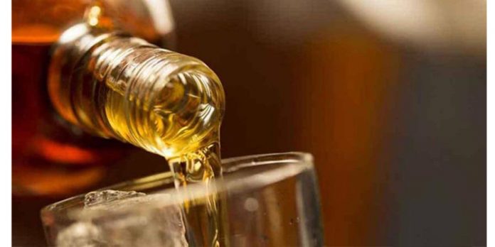 ക്യൂനില്ക്കാതെ കുപ്പികിട്ടി ; തുറന്ന് നോക്കിയപ്പോള് ‘കട്ടന്ചായ’ – തട്ടിപ്പ് ക്യൂനില്ക്കാതെ കുപ്പികിട്ടി ; തുറന്ന് നോക്കിയപ്പോള് ‘കട്ടന്ചായ’ – തട്ടിപ്പ്