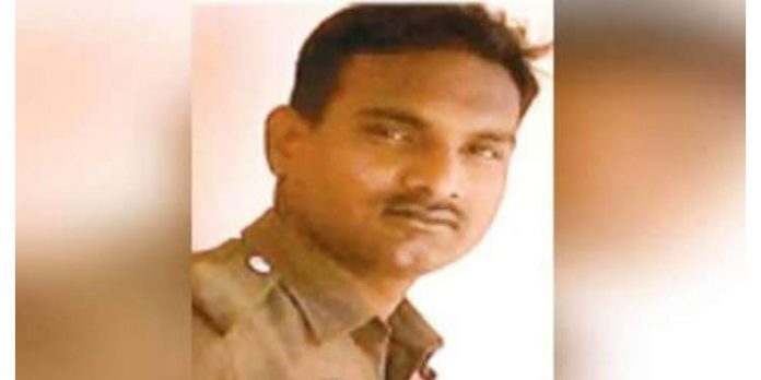 പോലീസ് ക്വാർട്ടേഴ്സിൽ രണ്ടുകിലോ കഞ്ചാവ് ; കഞ്ചാവ് കേസിൽകോയമ്പത്തൂരിൽ പോലീസുകാരൻ പിടിയിൽ പോലീസ് ക്വാർട്ടേഴ്സിൽ രണ്ടുകിലോ കഞ്ചാവ് ; കഞ്ചാവ് കേസിൽകോയമ്പത്തൂരിൽ പോലീസുകാരൻ പിടിയിൽ