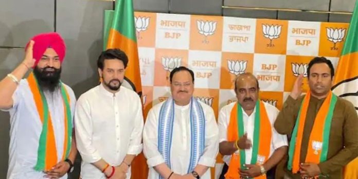 ആം ആദ്മിയുടെ ഹിമാചൽ സംസ്ഥാന അധ്യക്ഷനും സെക്രട്ടറിയും ബിജെപിയില് ; ഹിമാചൽ പ്രദേശ് വിരുദ്ധ നയങ്ങളിൽ വിയോജിച്ച് ആം ആദ്മിയുടെ ഹിമാചൽ സംസ്ഥാന അധ്യക്ഷനും സെക്രട്ടറിയും ബിജെപിയില് ; ഹിമാചൽ പ്രദേശ് വിരുദ്ധ നയങ്ങളിൽ വിയോജിച്ച്