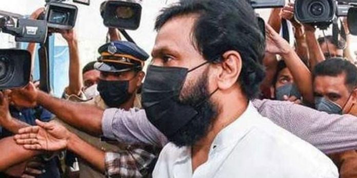 തെളിവ് നശിപ്പിച്ചെന്ന് അതിജീവിതയുടെ പരാതി ; ദിലീപിന്റെ അഭിഭാഷകർക്ക് നോട്ടീസ് തെളിവ് നശിപ്പിച്ചെന്ന് അതിജീവിതയുടെ പരാതി ; ദിലീപിന്റെ അഭിഭാഷകർക്ക് നോട്ടീസ്