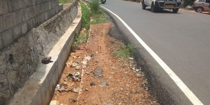 ആനക്കൂട് റോഡിൽ ഓടക്ക് സ്ലാബ് സ്ഥാപിക്കണം ആനക്കൂട് റോഡിൽ ഓടക്ക് സ്ലാബ് സ്ഥാപിക്കണം
