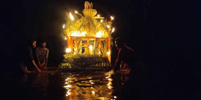 അച്ചൻ കോവിൽ നദിയിൽ കല്ലേലി വിളക്ക് തെളിഞ്ഞു അച്ചൻ കോവിൽ നദിയിൽ കല്ലേലി വിളക്ക് തെളിഞ്ഞു