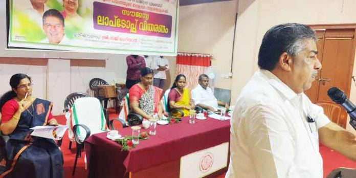 ചെങ്ങന്നൂർ എഞ്ചിനീയറിംഗ് കോളേജില് സൗജന്യ ലാപ് ടോപ്പ് വിതരണം മന്ത്രി സജി ചെറിയാൻ നിർവ്വഹിച്ചു ചെങ്ങന്നൂർ എഞ്ചിനീയറിംഗ് കോളേജില് സൗജന്യ ലാപ് ടോപ്പ് വിതരണം മന്ത്രി സജി ചെറിയാൻ നിർവ്വഹിച്ചു