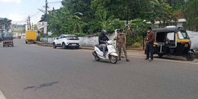 വണ്വേ തെറ്റിക്കുന്നവരെ പിടികൂടാന് ആര്ടിഒയുടെ നേതൃത്വത്തില് വാഹന പരിശോധന നടത്തി വണ്വേ തെറ്റിക്കുന്നവരെ പിടികൂടാന് ആര്ടിഒയുടെ നേതൃത്വത്തില് വാഹന പരിശോധന നടത്തി