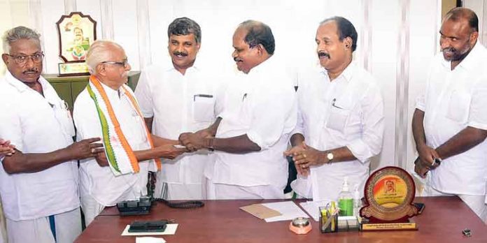 മഠത്തില് കൃഷ്ണപിള്ളയും സഹപ്രവര്ത്തകരും മാണിഗ്രൂപ്പ് വിട്ട് കോണ്ഗ്രസില് ചേര്ന്നു. മഠത്തില് കൃഷ്ണപിള്ളയും സഹപ്രവര്ത്തകരും മാണിഗ്രൂപ്പ് വിട്ട് കോണ്ഗ്രസില് ചേര്ന്നു.