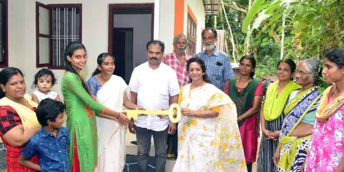 സുനിൽ ടീച്ചറിന്റെ 244-ാമത്തെ സ്നേഹഭവനം വിധവയായ വിജയകുമാരിക്കും മകൾക്കും സുനിൽ ടീച്ചറിന്റെ 244-ാമത്തെ സ്നേഹഭവനം വിധവയായ വിജയകുമാരിക്കും മകൾക്കും