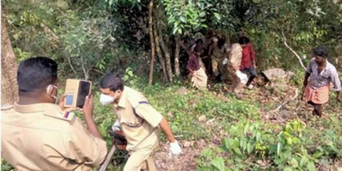 പ്ലാപ്പള്ളിക്കു സമീപം ലോറി കൊക്കയിലേക്ക് മറിഞ്ഞ നിലയില് ; ഡ്രൈവറുടെ മൃതദേഹാവശിഷ്ടങ്ങള് ലഭിച്ചു പ്ലാപ്പള്ളിക്കു സമീപം ലോറി കൊക്കയിലേക്ക് മറിഞ്ഞ നിലയില് ; ഡ്രൈവറുടെ മൃതദേഹാവശിഷ്ടങ്ങള് ലഭിച്ചു