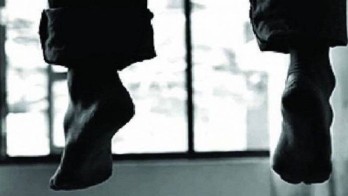 ഓടിക്കൊണ്ടിരുന്ന ട്രെയിനിൽ ഒരാൾ തൂങ്ങിമരിച്ച നിലയിൽ ഓടിക്കൊണ്ടിരുന്ന ട്രെയിനിൽ ഒരാൾ തൂങ്ങിമരിച്ച നിലയിൽ
