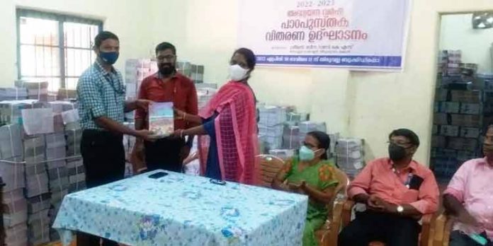 സ്കൂള് പാഠപുസ്തക വിതരണം ജില്ലയില് ആരംഭിച്ചു സ്കൂള് പാഠപുസ്തക വിതരണം ജില്ലയില് ആരംഭിച്ചു