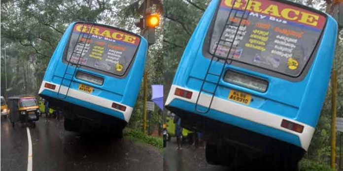 റാന്നി-അത്തിക്കയം റൂട്ടില് ബസ്സ് അപകടത്തില്പ്പെട്ടു ; ആര്ക്കും പരിക്കില്ല റാന്നി-അത്തിക്കയം റൂട്ടില് ബസ്സ് അപകടത്തില്പ്പെട്ടു ; ആര്ക്കും പരിക്കില്ല
